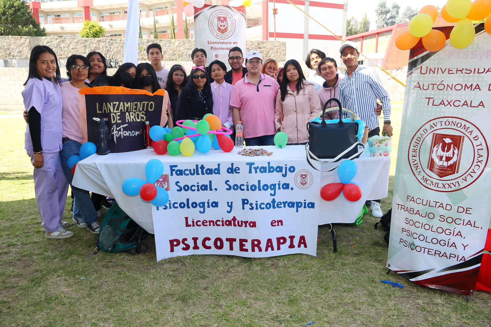 Efectuó UATx octavo foro de autorrealización y feria de valores